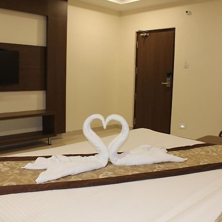 Hotel Grand Gayathri Khammam 외부 사진