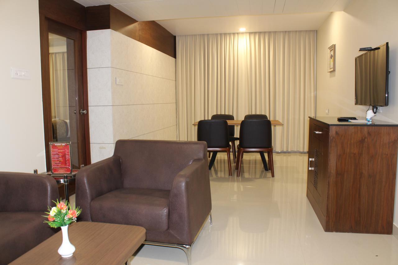 Hotel Grand Gayathri Khammam 외부 사진