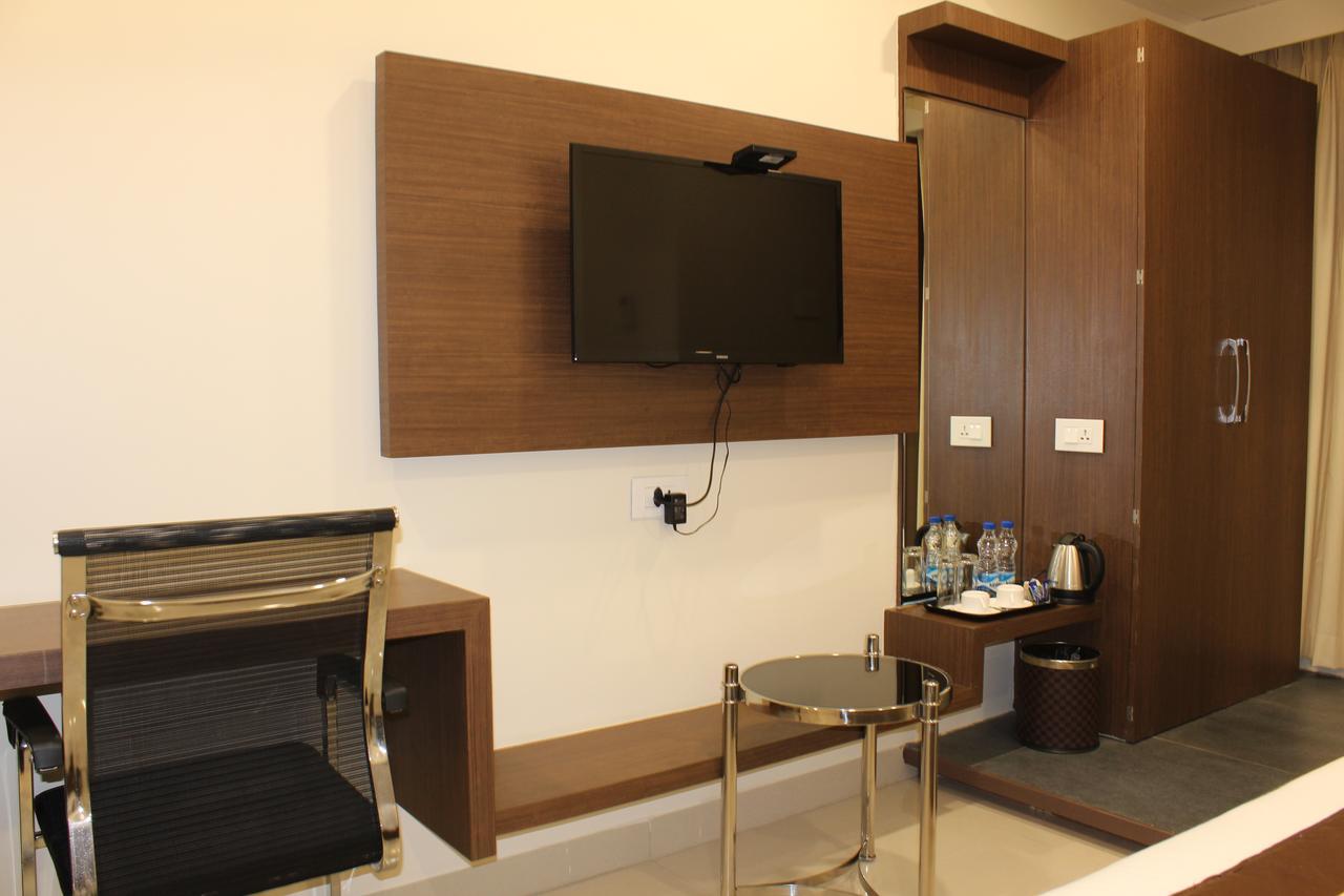 Hotel Grand Gayathri Khammam 외부 사진