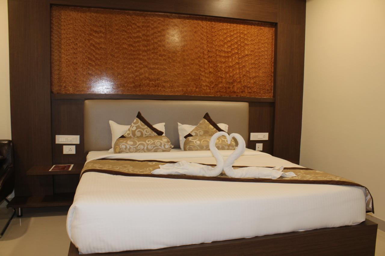 Hotel Grand Gayathri Khammam 외부 사진