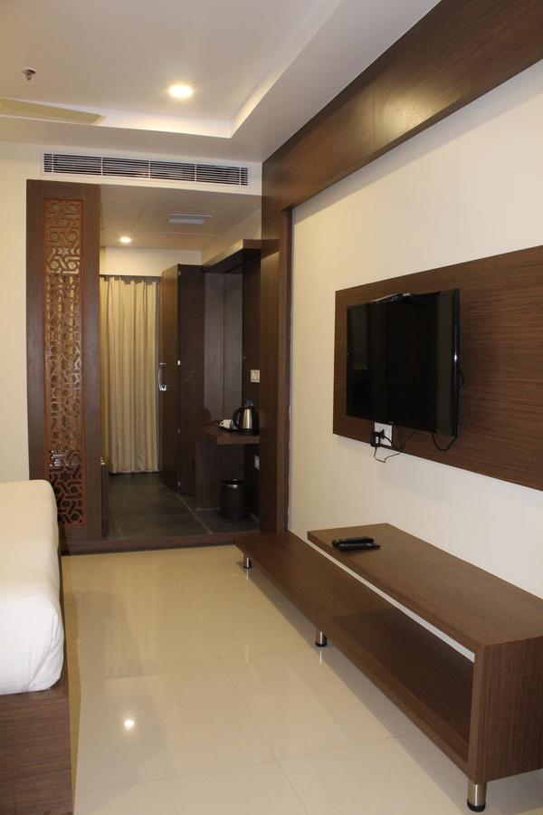 Hotel Grand Gayathri Khammam 외부 사진