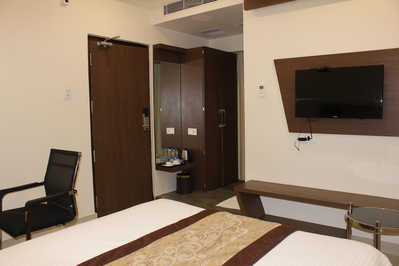 Hotel Grand Gayathri Khammam 외부 사진