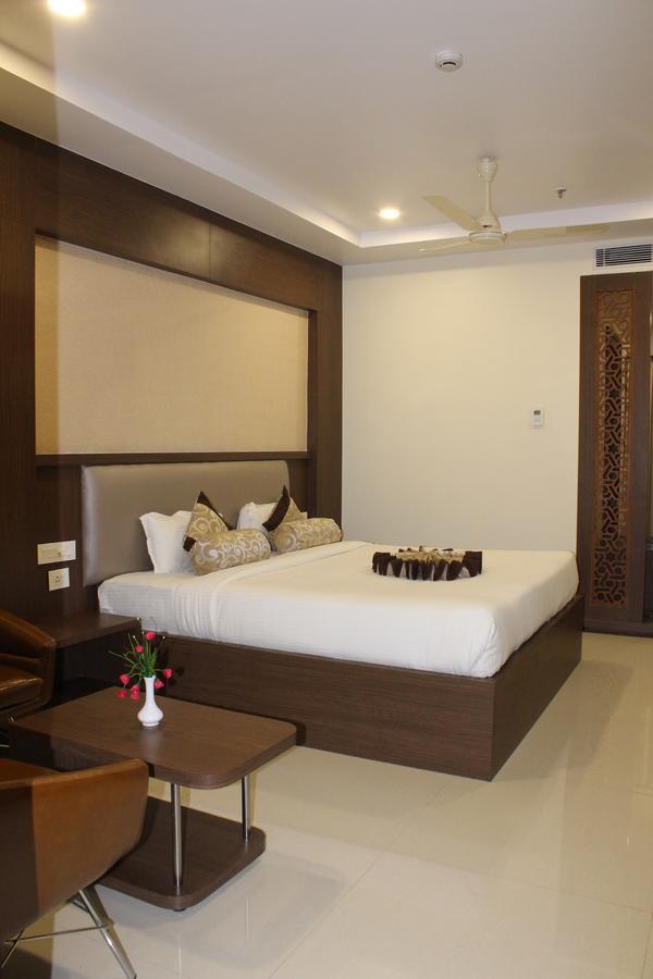 Hotel Grand Gayathri Khammam 외부 사진