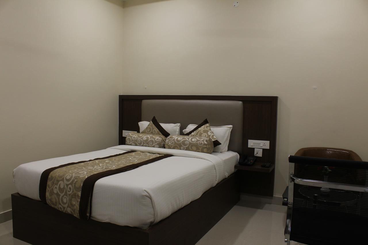 Hotel Grand Gayathri Khammam 외부 사진