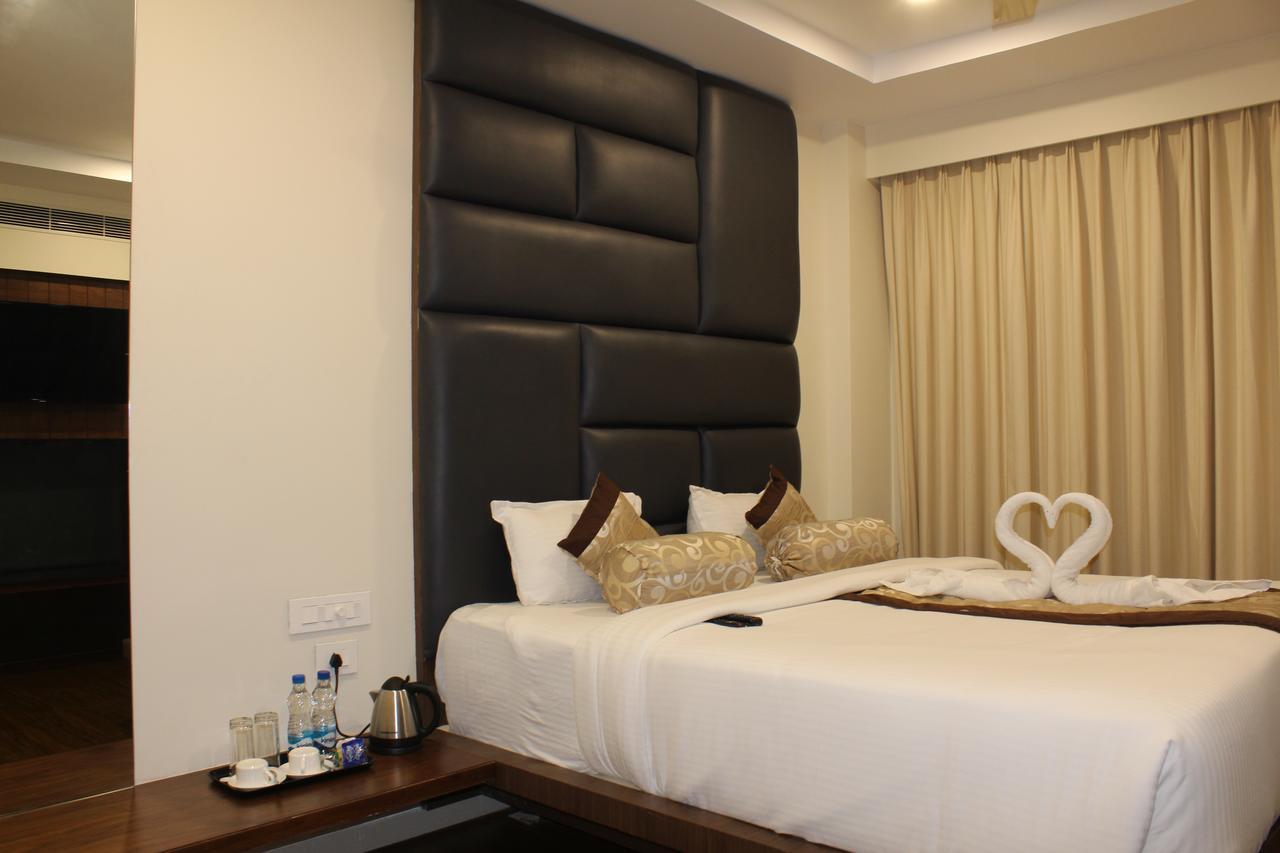 Hotel Grand Gayathri Khammam 외부 사진