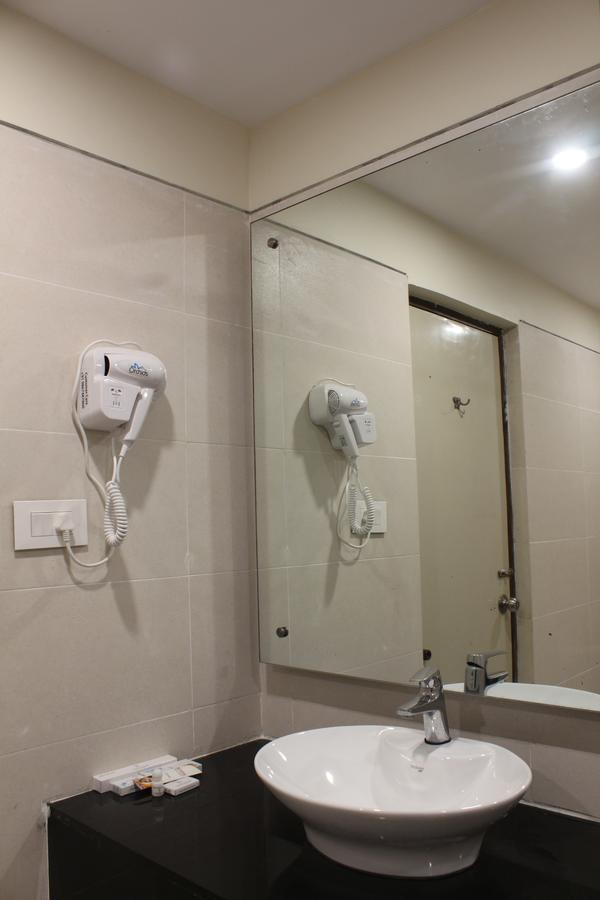 Hotel Grand Gayathri Khammam 외부 사진