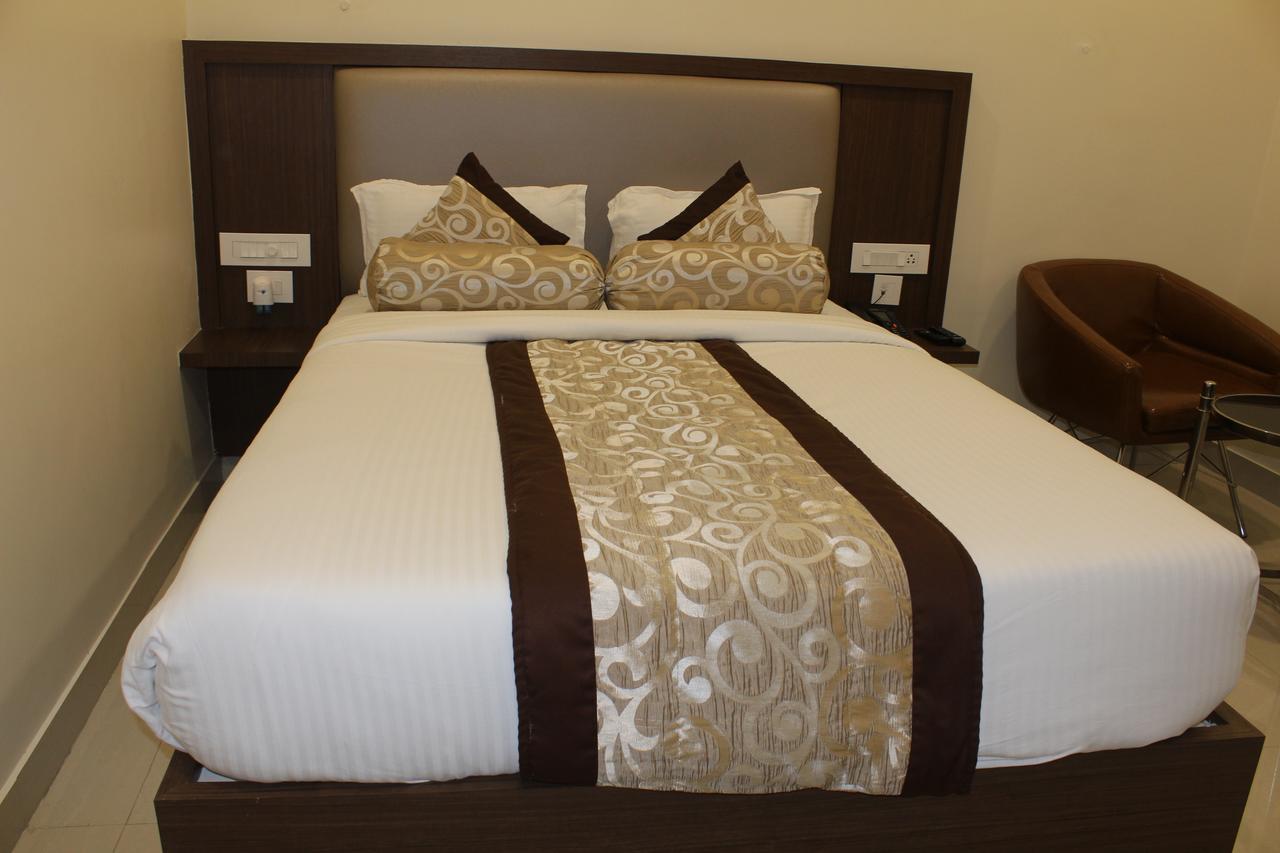 Hotel Grand Gayathri Khammam 외부 사진