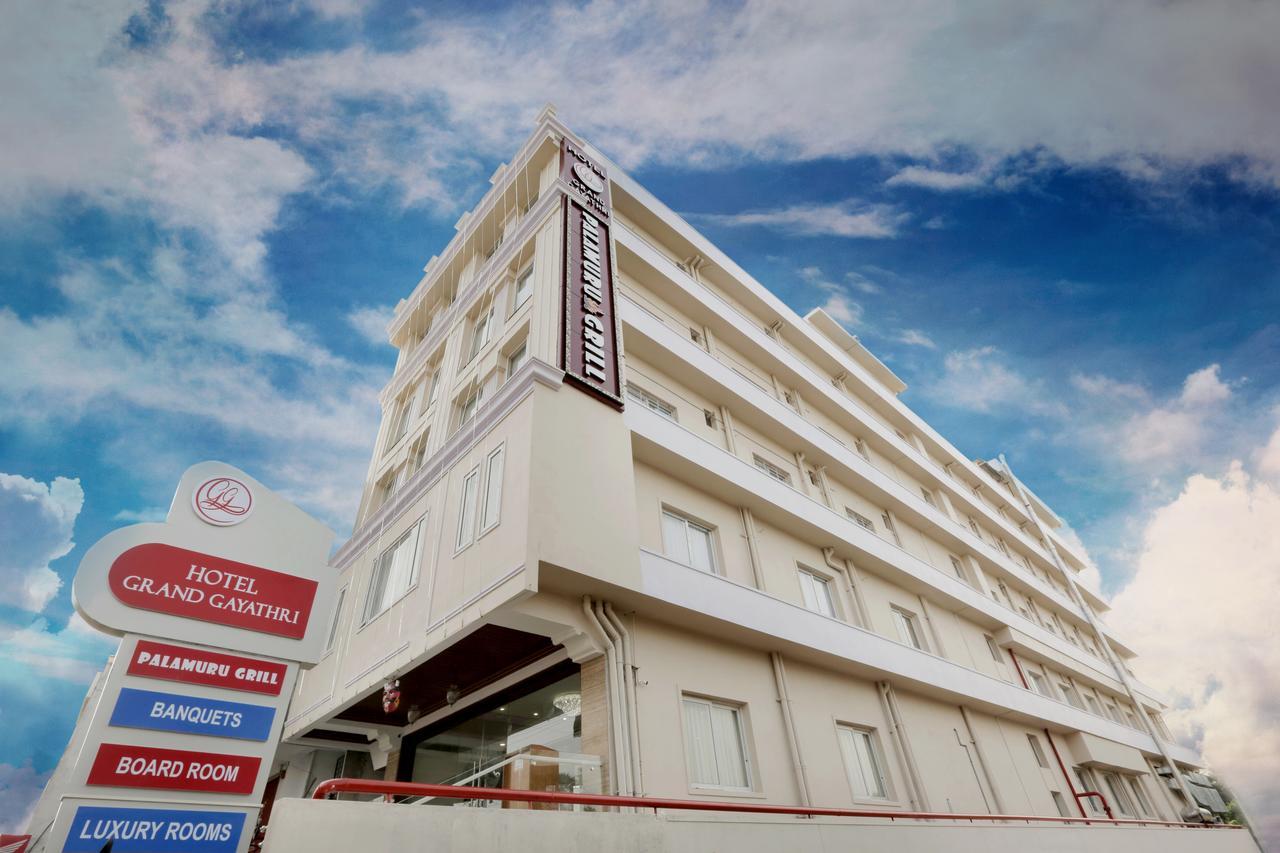 Hotel Grand Gayathri Khammam 외부 사진