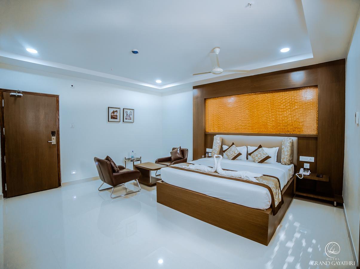 Hotel Grand Gayathri Khammam 외부 사진