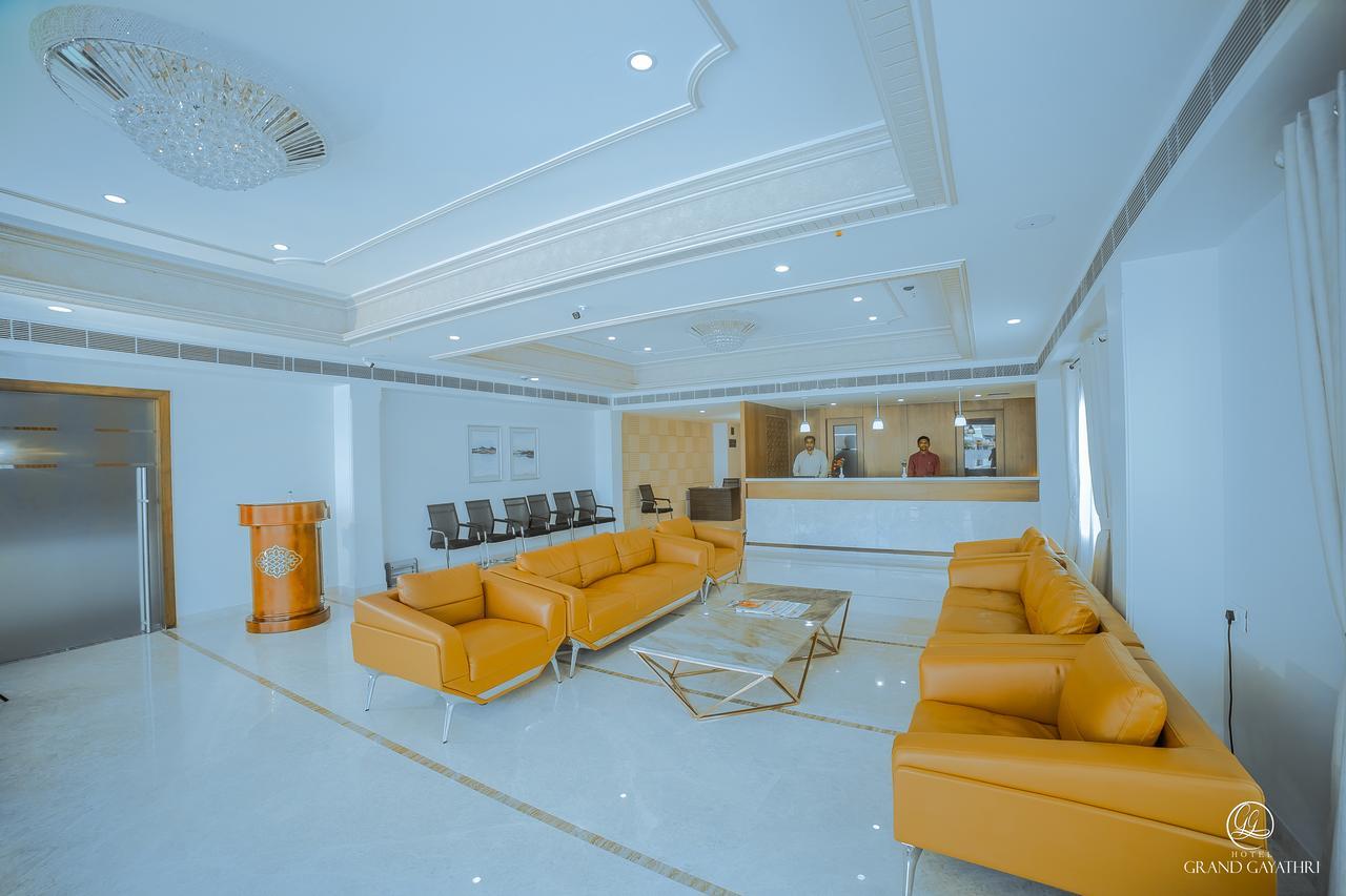 Hotel Grand Gayathri Khammam 외부 사진