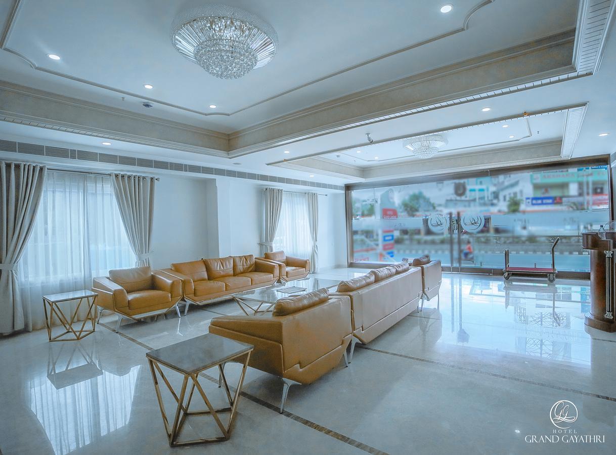 Hotel Grand Gayathri Khammam 외부 사진
